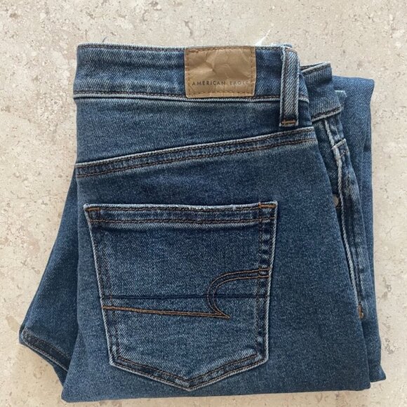 American Eagle Mom Jeans Distressed Knees/Hem Medium Blue Wash, Size 4 - Picture 10 of 10